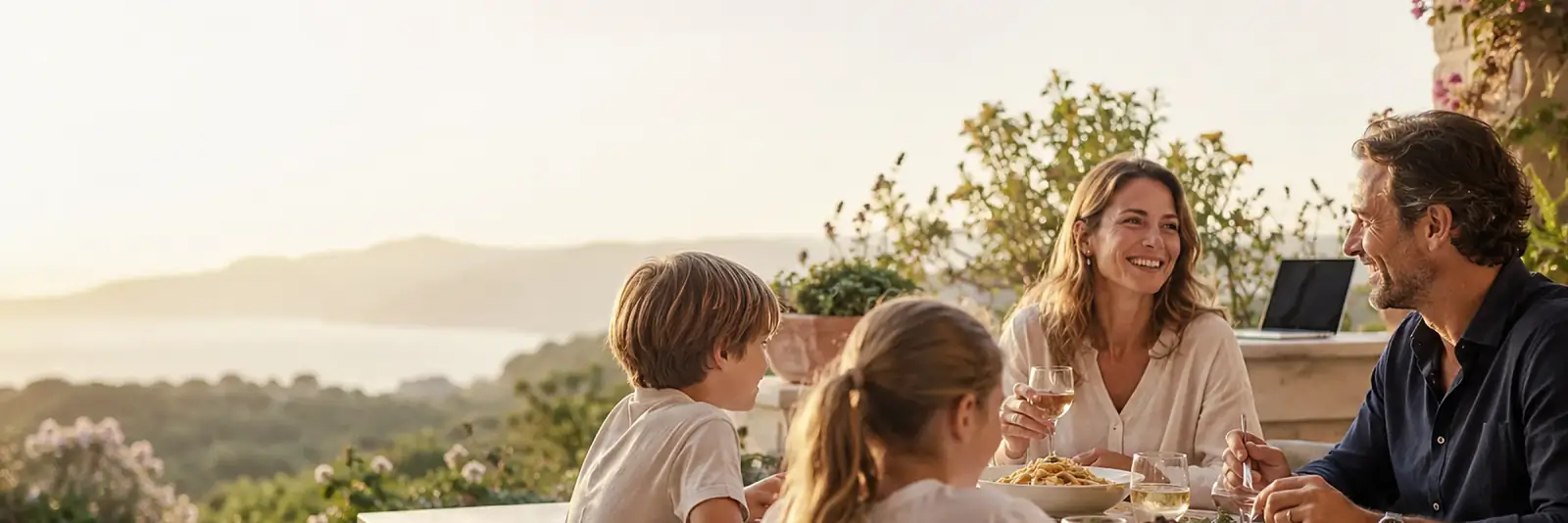 Ruhiger Abend: eine Familie sitzt entspannt beim Abendessen — Symbolbild für gewonnene freie Zeit